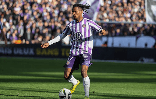 Illustration — Yann Gboho choisit la Côte d'Ivoire : l'attaquant de Toulouse obtient son passeport ivoirien à Paris