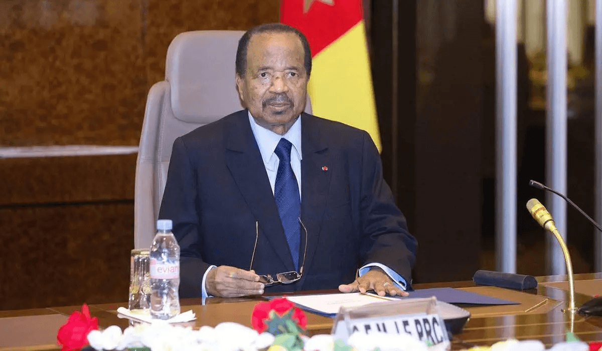 Illustration — Biya signe sa succession la nuit où le pape criait contre les tyrans. Un hasard de calendrier qui dit tout